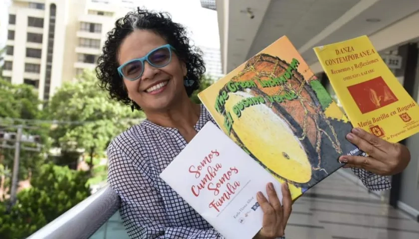 Karla Flórez con algunos de sus trabajos publicados.