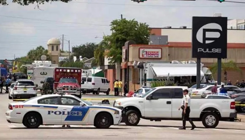 Carro de policías y ambulancias rodean el edificio donde se encuentra el hombre atrincherado con 4 nlños. 