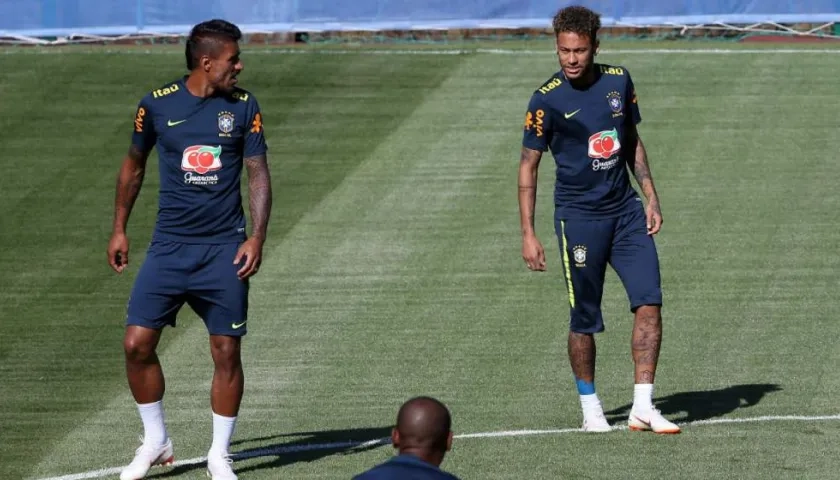 Paulinho y Neymar, durante un entrenamiento. 