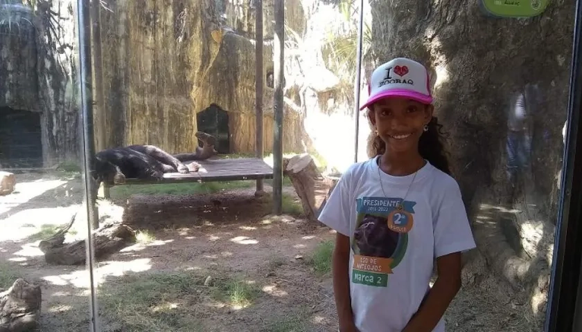 El oso 'Chucho' con su jefa de campaña, Ámbar Ordosgoitia Díaz.