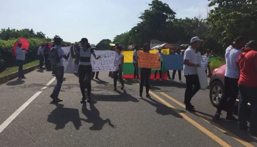 Así protestan estudiantes a la altura de Arroyo Hondo, Bolívar, en la vía al mar.