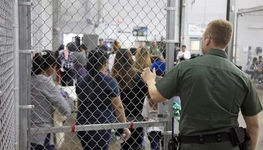 Vista del interior del Centro de Internamiento de la Oficina de Aduanas y Protección Fronteriza, en McAllen, Estados Unidos. 