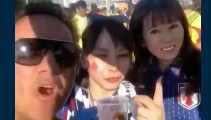 Guillermo Cárdenas junto a las dos hinchas japonesas. 