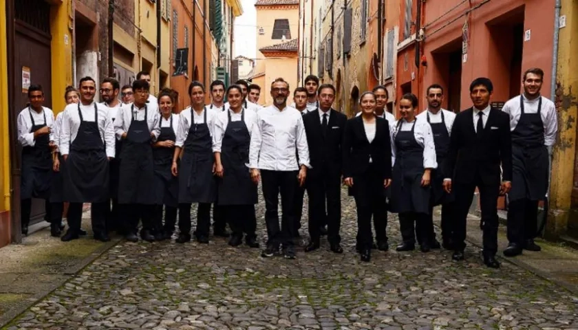 El cocinero Massimo Bottura y su grupo de trabajo en la Osteria Franciscana.