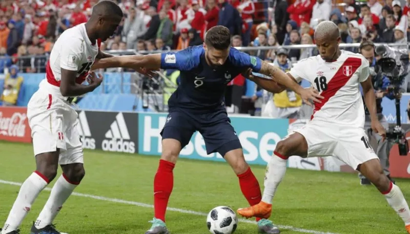 Oliver Giroud ante la marca de dos defensores peruanos. 