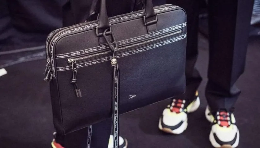 El maletín es el accesorio masculino de la temporada.