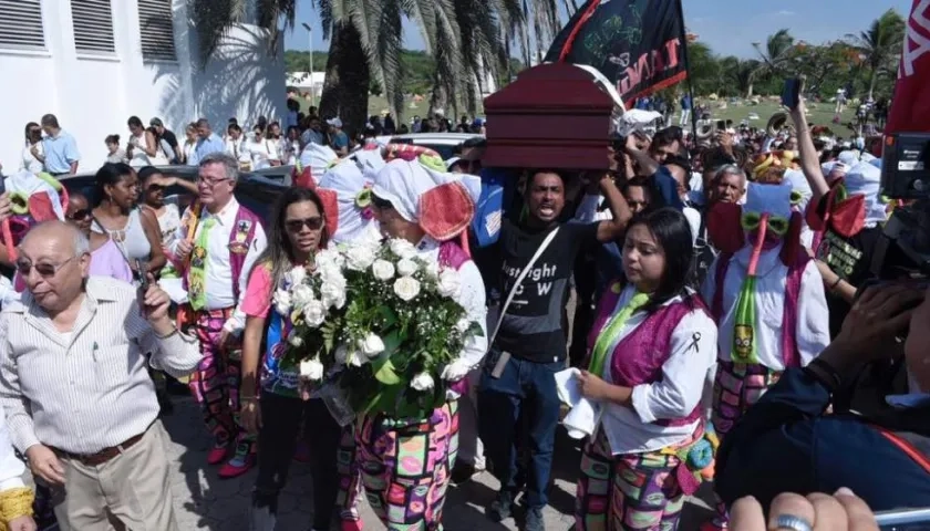 Con música fue acompañado el ataúd de César Morales 'Paraguita'.