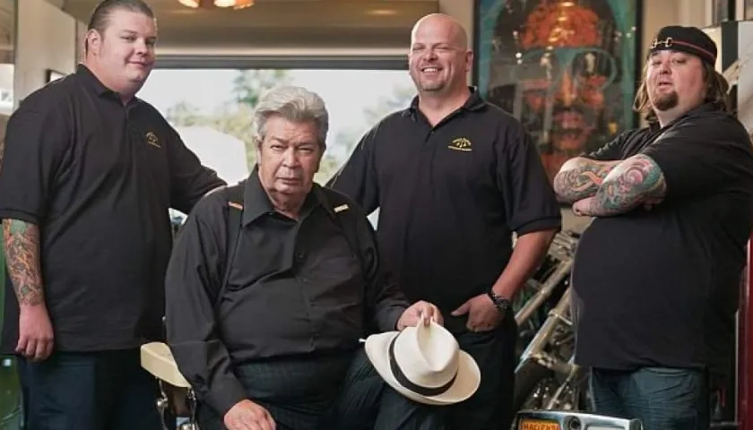 Richard Harrison (sentado) junto a  su hijo Rick, su nieto y Chumlee del equipo de la tienda.