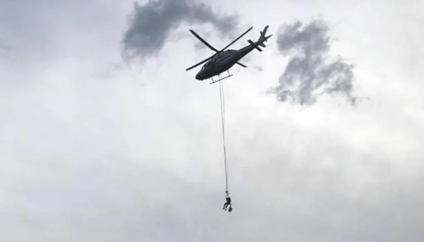 Un helicóptero lleva alimentos a los atrapados en el teleférico en Medellín.