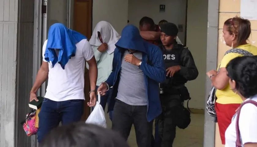 Tres de los 14 policías capturados saliendo de la audiencia.