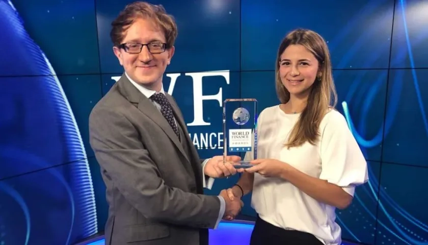 Andrea Zambrano, Directora Legal y de Asuntos Corporativos, recibió el premio en la Bolsa de Valores de Londres