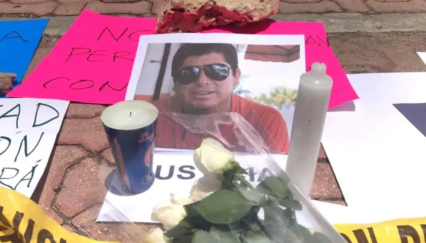  Detalle de una ofrenda de flores y velas junto a una retrato del periodista mexicano José Guadalupe Chan Dzib