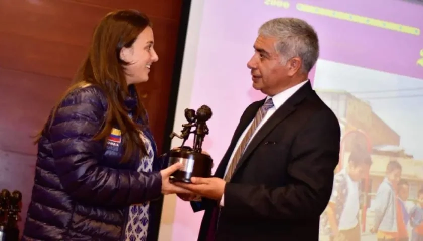 Karen Abudinen recibiendo el reconocimiento de la Corporación Juego y Niñez.