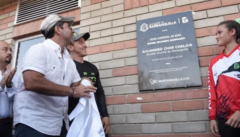 El Alcalde Char devela placa de la pista de bicicrós.