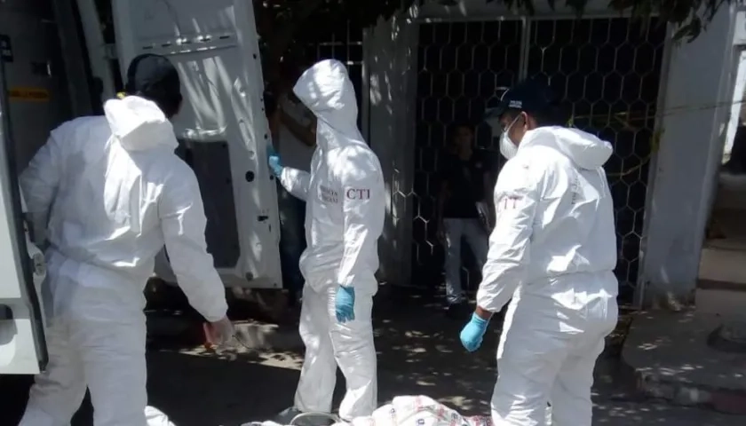 Momento en el que se llevan el cuerpo de la víctima. 