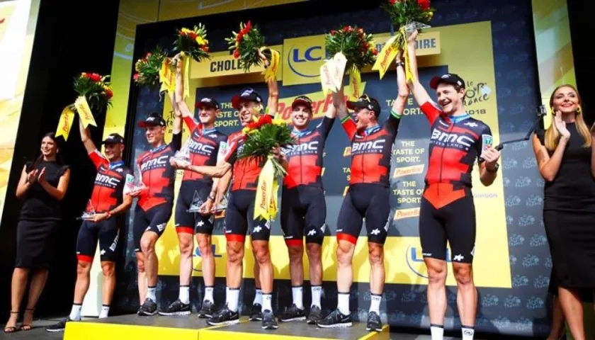 Equipo del BMC celebrando su triunfo en la contrarreloj.
