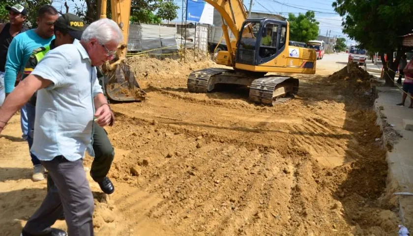 El alcalde de Soledad, Joao Herrera, inspeccionó este martes las obras de pavimentación de la calle 48 con carrera 15