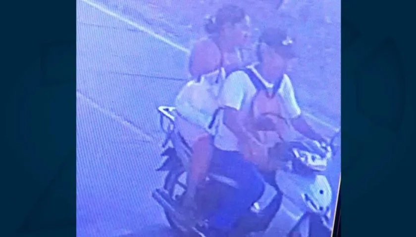 La mujer cuando iba en una moto con la bebé en un maletín.