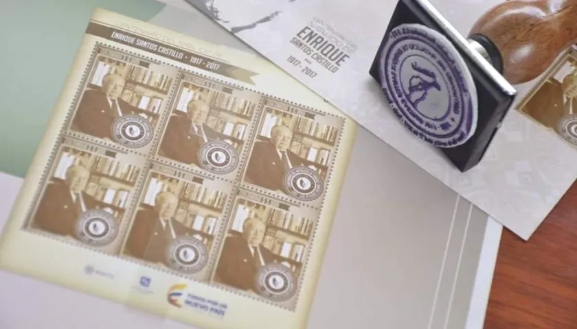 Esta es la estampilla en homenaje a Enrique Santos Castillo. 
