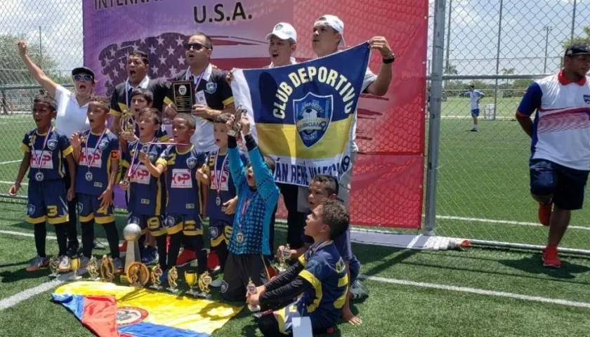 La categoría 2010 celebrando el título. 