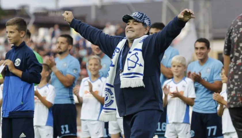 Diego Maradona en su llegada al Dinamo Brest.