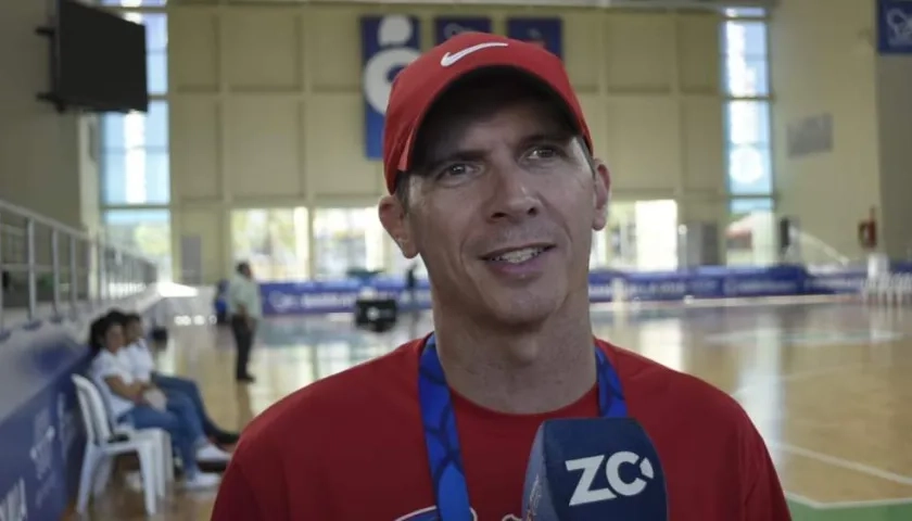 El técnico de la selección de baloncesto femenino de Puerto Rico, Gerardo Batista.