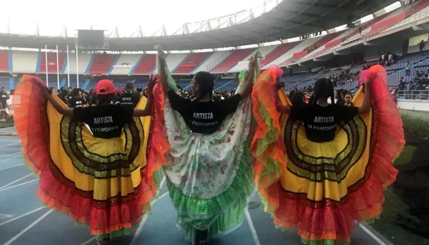 Bailarinas del show inaugural ensayan en el Metropolitano. 