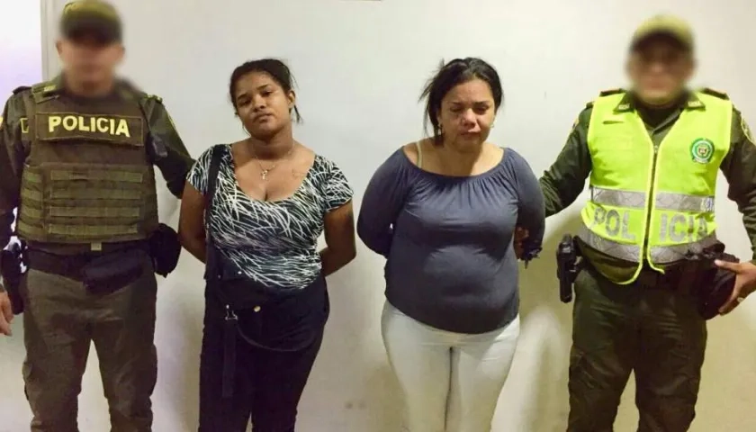 Las dos mujeres capturadas en el cementerio.