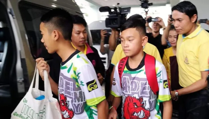 Dos de los adolescentes rescatados saliendo del hospital.