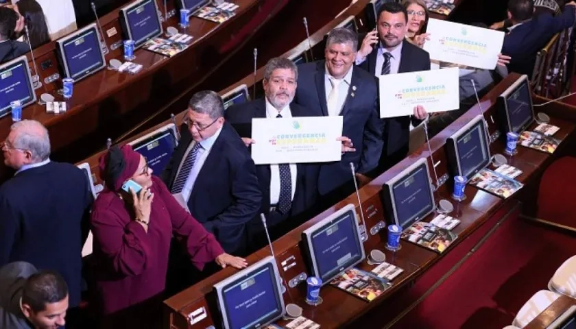  Victoria Sandino (i), Pablo Catatumbo (2-i) y Luis Alberto Albán (c) asisten a la instalación del Congreso.