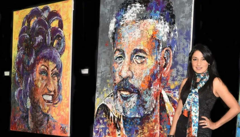 a artista plástica colombiana Dahyana Portilla donde aparece mientras posa junto a dos retratos suyos de Celia Cruz (i) e Ismael Rivera (d). Portilla acaba de inaugurar en Miami una exposición con los rostros más conocidos de la salsa
