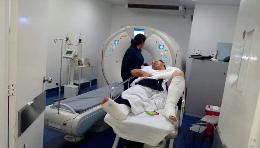 El periodista Óscar Rosales en una clínica de Bogotá.