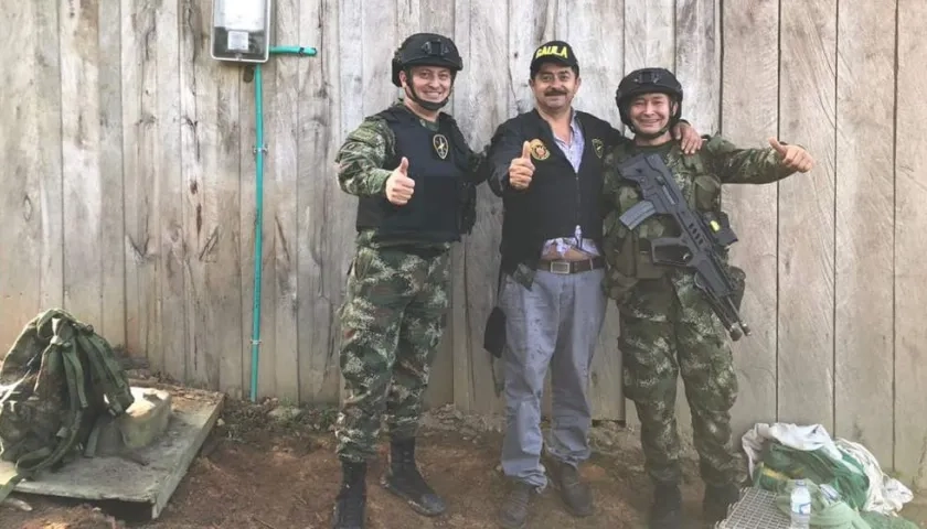 Marco Tulio Cáceres, el comerciante rescatado por el Ejército, saluda alegre al recobrar su libertad.