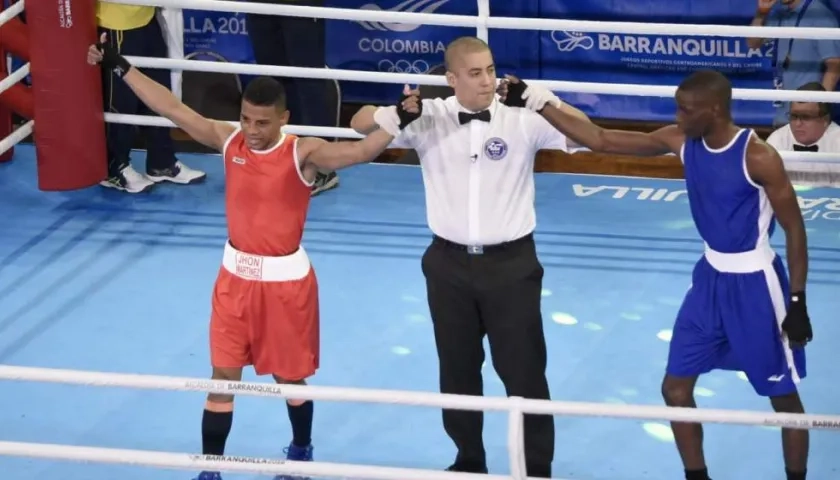 El árbitro levanta la mano a Jhon Wilmer Martínez quien le ganó a Ajayi Jones, de Barbados.