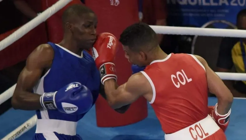 Ajayi Jones recibiendo un golpe del barranquillero Jhon Martínez.