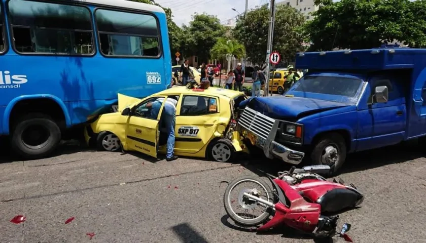 La imagen muestra los cuatro vehículos involucrados en el accidente.