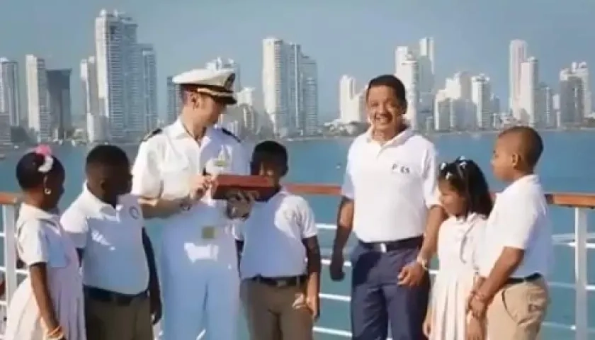 Llegada del ladrillo que fue recibido por los niños beneficiaros del proyecto.