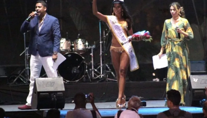 La nueva capitana del Mar saludando al público.