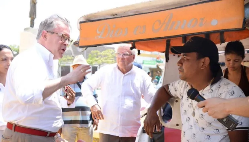 Viceministro Andrés Chaves habla con un motocarrista.