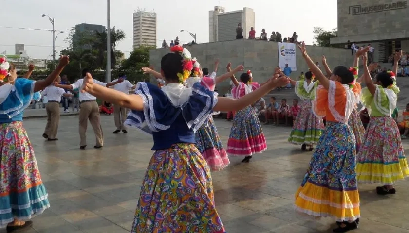 Grupo de danza en la Plaza del Parque Cultural.