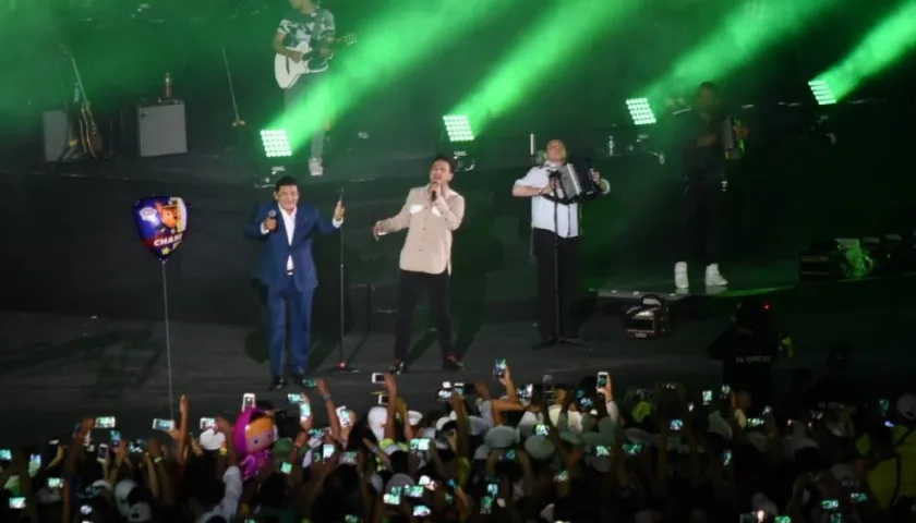 Poncho Zuleta y Silvestre, durante el concierto de la clausura de los Juegos.