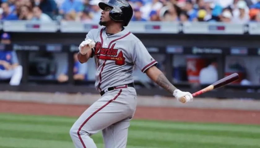 Batazo de cuadrangular de Julio Teherán. 