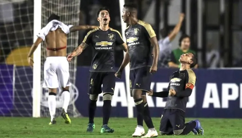 Los ecuatorianos celebrando su paso a la siguiente fase.