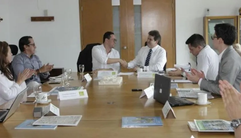 Jaime Berdugo entregó la Presidencia de Asoáreas al director del Área Metropolitana del Valle de Aburrá.