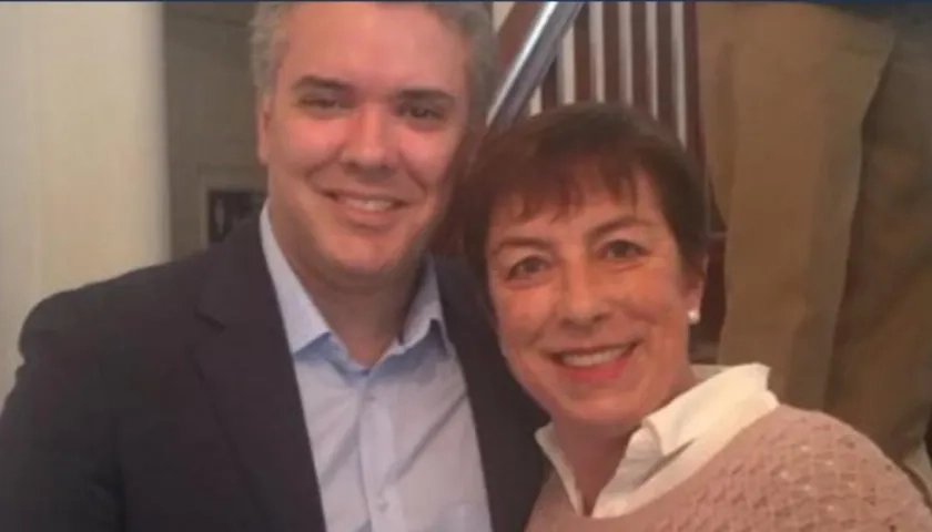 Presidente Iván Duque con Claudia Ortiz.