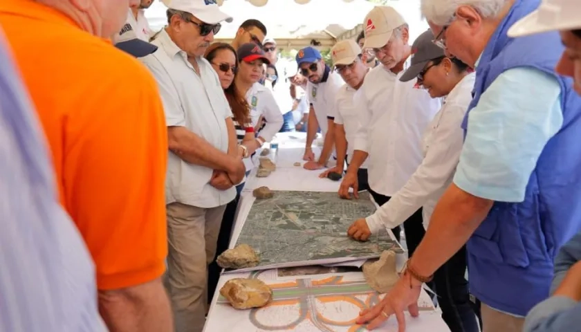 El Gobernador del Atlántico en el inicio de la obra en el Puente La Virgencita.