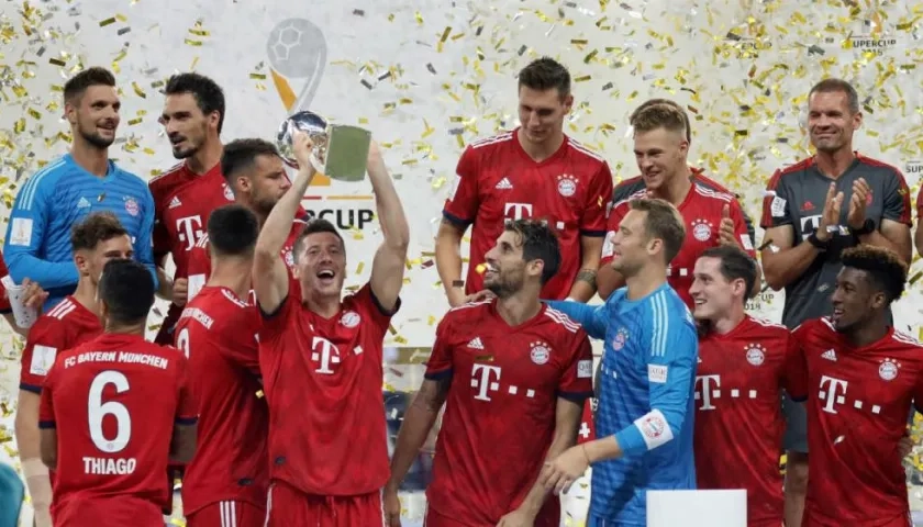 Robert Lewandowski levanta el trofeo de campeón. 