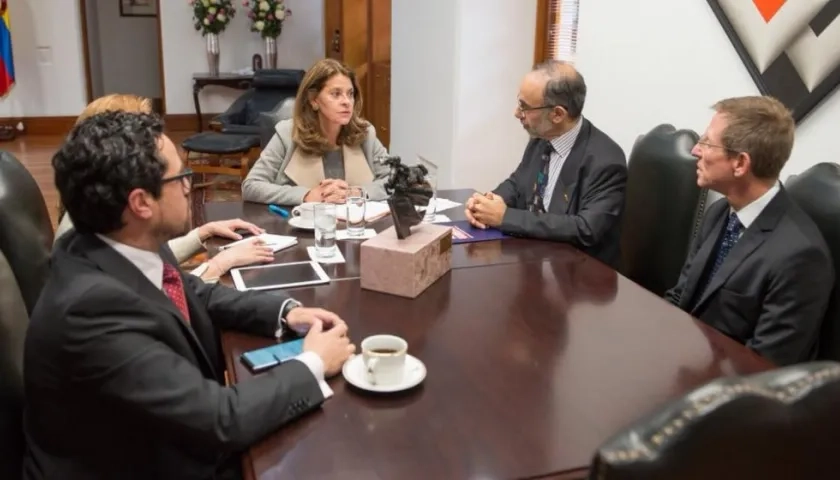 Vicepresidenta Marta Lucía Ramírez junto al embajador del Reino Unido, Peter Tibber.