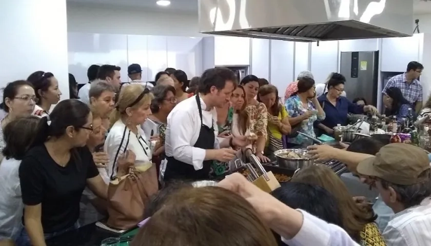 Mauricio Nicolls, chef de la marca Carulla en la clase.