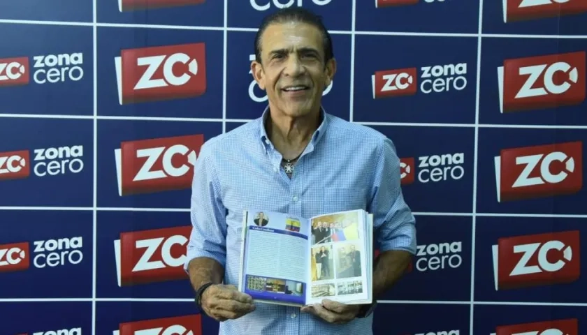 El criador y juez de aves Carlos Castellanos con la publicación.